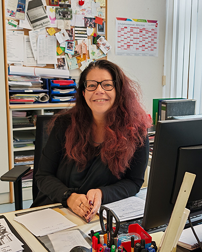 Schulsekretärin Frau Jeanette Haag im Sekretariat Schulsekretärin Frau Jeanette Haag im Sekretariat