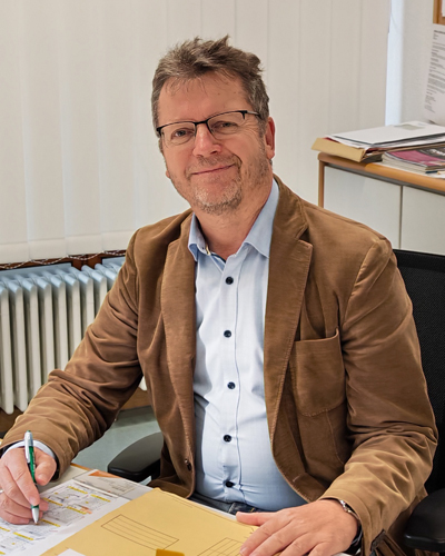 Schulleiter Steffen Müller bei der Arbeit an seinem Schreibtisch Schulleiter Steffen Müller bei der Arbeit an seinem Schreibtisch