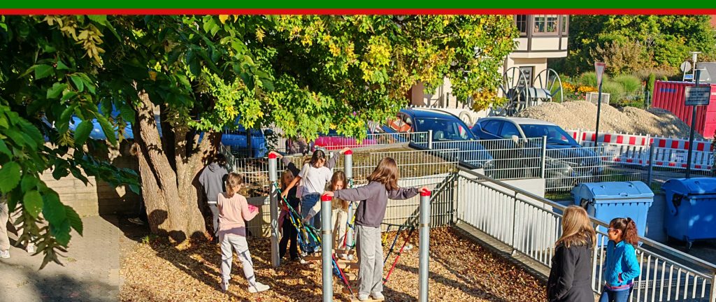 Schulkinder beim Spielen im Aussenbereich der Schule