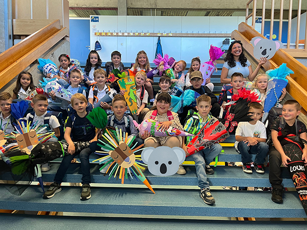 Schulkinder mit Schultüte sitzend auf einer Treppe zur Einschulung 2025/2026 Schulkinder mit Schultüte sitzend auf einer Treppe zur Einschulung 2025/2026