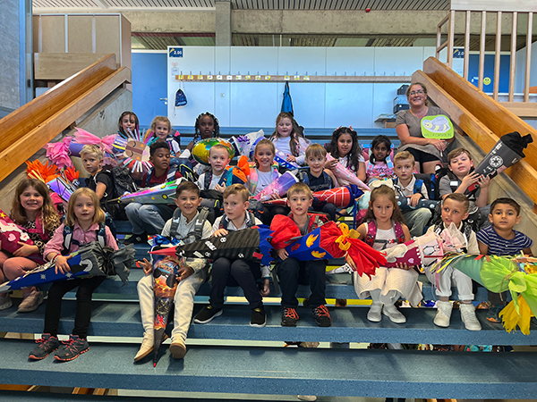 Schulkinder mit Schultüte sitzend auf einer Treppe zur Einschulung 2025/2026 Schulkinder mit Schultüte sitzend auf einer Treppe zur Einschulung 2025/2026