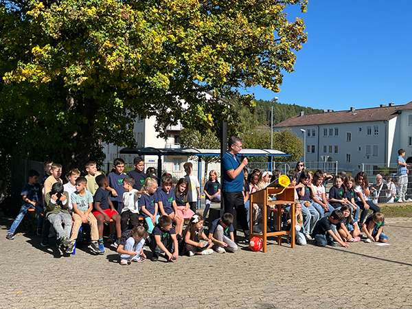 Schulleiter Stefen Müller begrüßt die Kinder zur Einschulung 2025/2026 Schulleiter Steffen Müller begrüßt die Kinder zur Einschulung 2025/2026