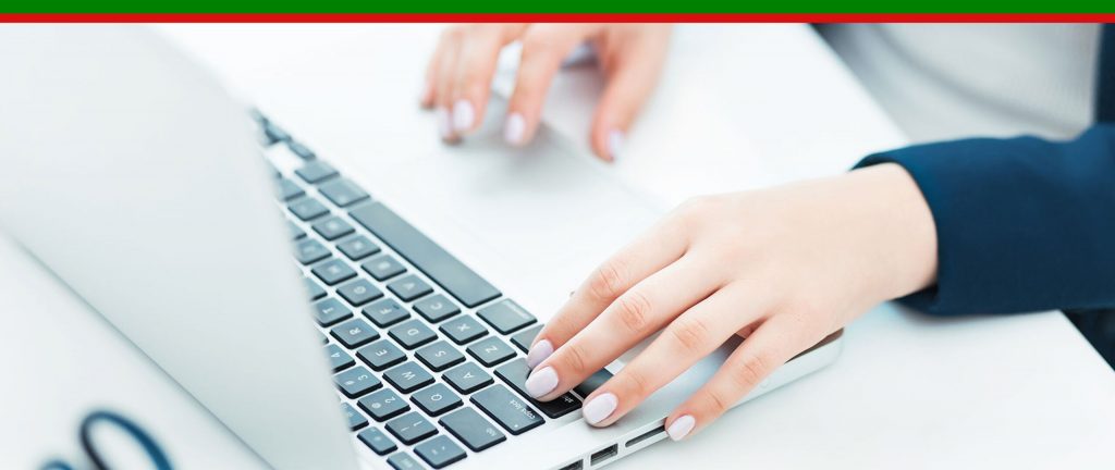 Ein Computer der gerade zum schreiben benutzt wird