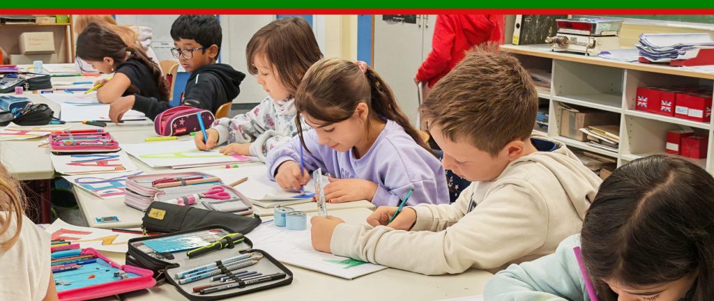 Schulkinder in der Klasse während des Unterrichtes