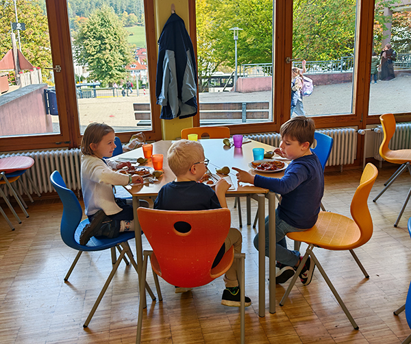 3 Schulkinder in der Mensa beim Mittagstisch 3 Schulkinder in der Mensa beim Mittagstisch