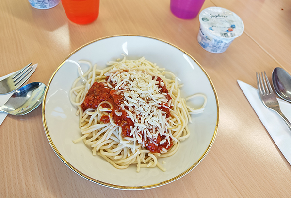Ansicht Tellergericht Spaghetti Bolognese mit Parmesan Ansicht Tellergericht Spaghetti Bolognese mit Parmesan