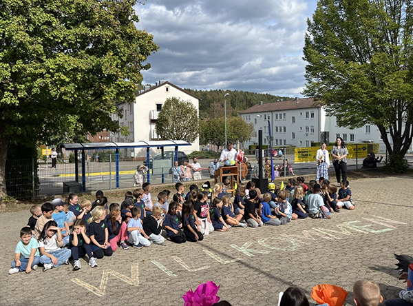 Schulkinder mit Schultüte sitzend auf einer Treppe zur Einschulung 2025/2026
